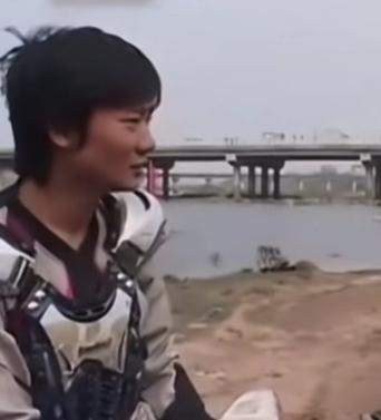 年轻时的张雪就有股不服输的倔强，从修车工到世界赛场，他把倔强活成传奇！
 
张雪