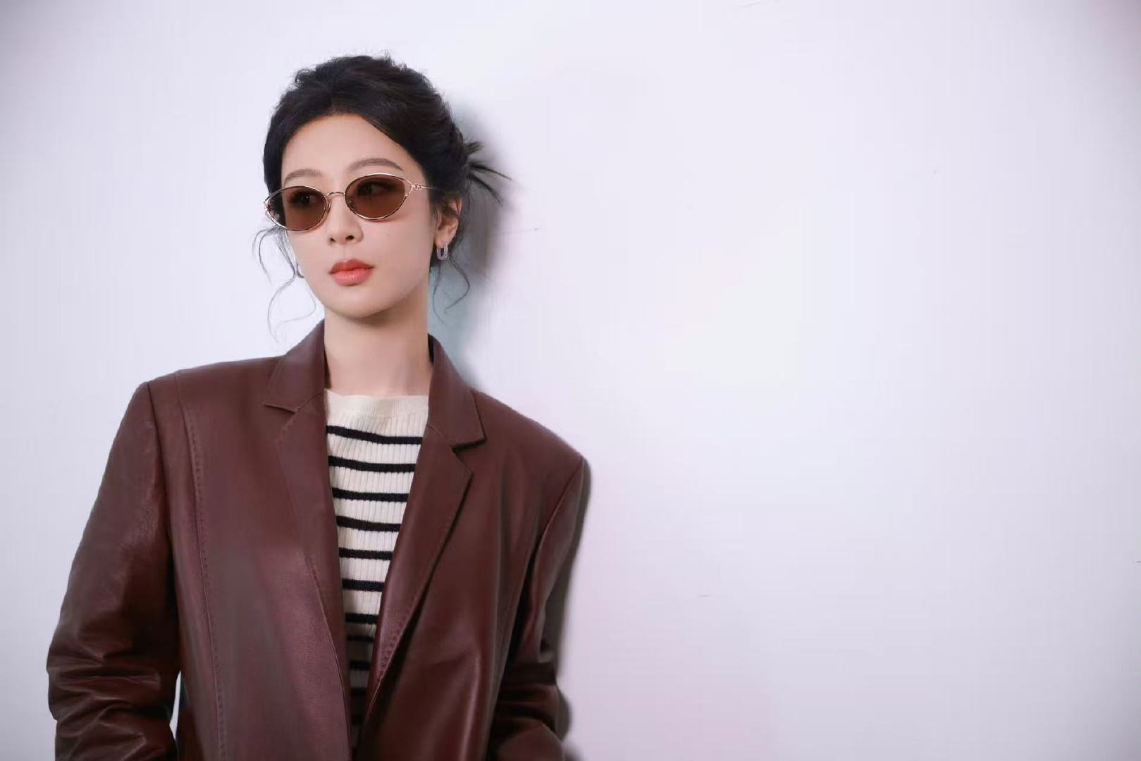 杨紫当天随手拍杨紫的当天随手拍哇！杨紫当天随手拍，好帅的紫啊！！！ 