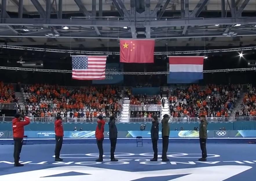 冬奥会上这面五星红旗是不是颜色不正？
刚刚，宁忠岩夺得速度滑冰男子1500米金牌