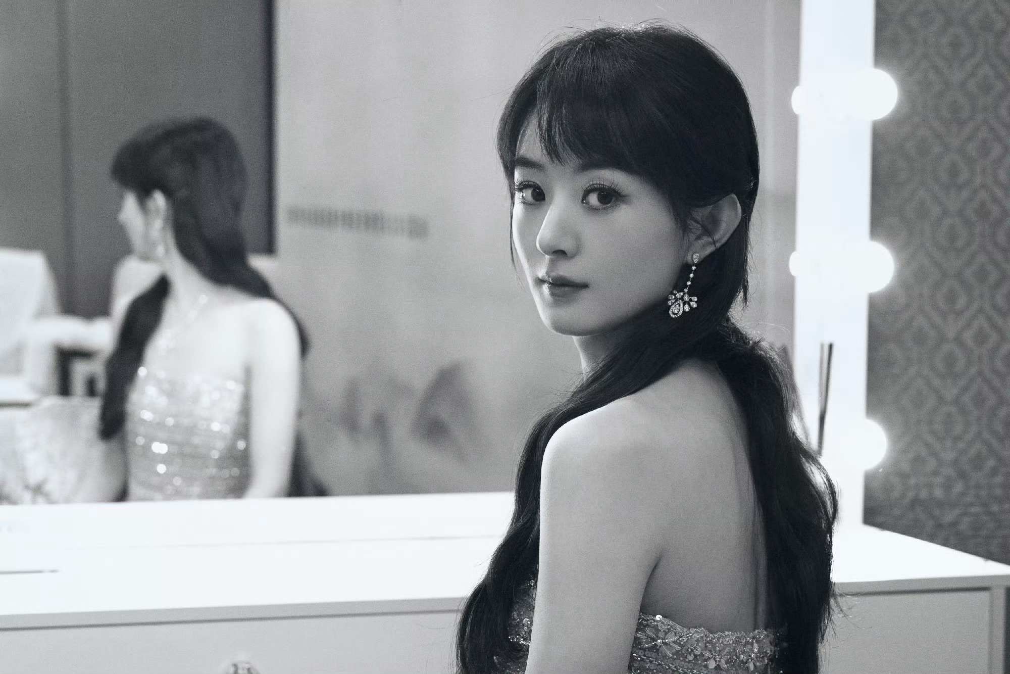 赵丽颖工作室营业，是未公开活动的物料~这个摄影师是谁！！拍的好好呀😍😍小城大