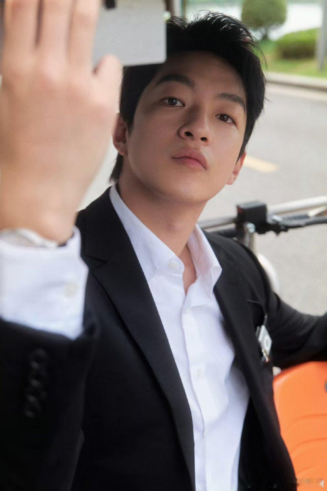 屈楚萧184寸头杀死了比赛 家人们谁懂啊！屈楚萧184寸头杀伤力太强，皮衣一穿，