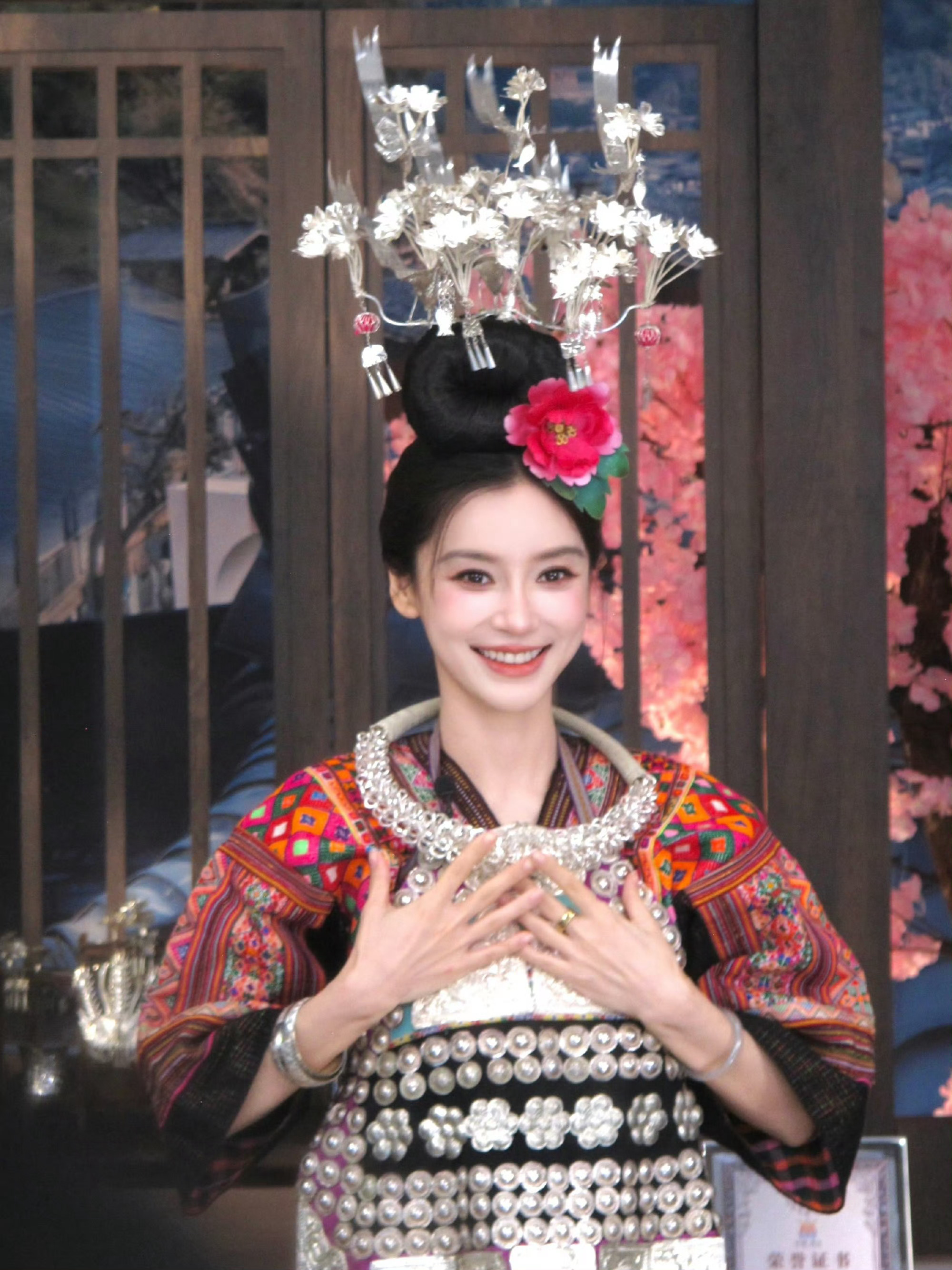 Angelababy苗寨造型，这真的是人比花娇惹