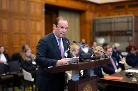 先撕毁合同抢了中国企业经营了三十年的港口，然后转过头来跟中国说 "我尊重你，但你