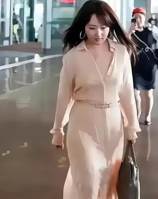 55岁杨钰莹：种菜、养狗、拒绝内卷的顶层人生

深圳五月，机场人海里走出一个身影