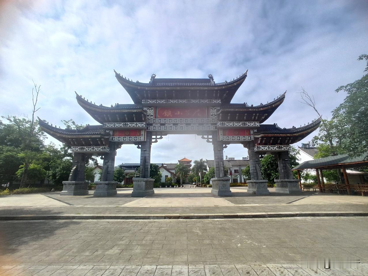 蒙自尼苏小镇是云南省旅游名村，但游人很少，显得冷冷清清。村边的大屯海面积较大，远