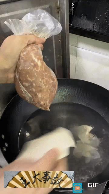 【看了南方人包馄饨，没把我笑死】

有人发了一个视频，说这是南方人在包馄饨，别说