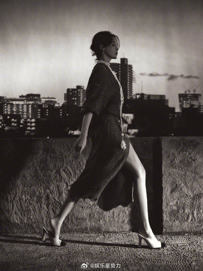 辛芷蕾 李李回来了 这造型太有那味儿了！露背红裙配珍珠项链，精致又有气场，每一个