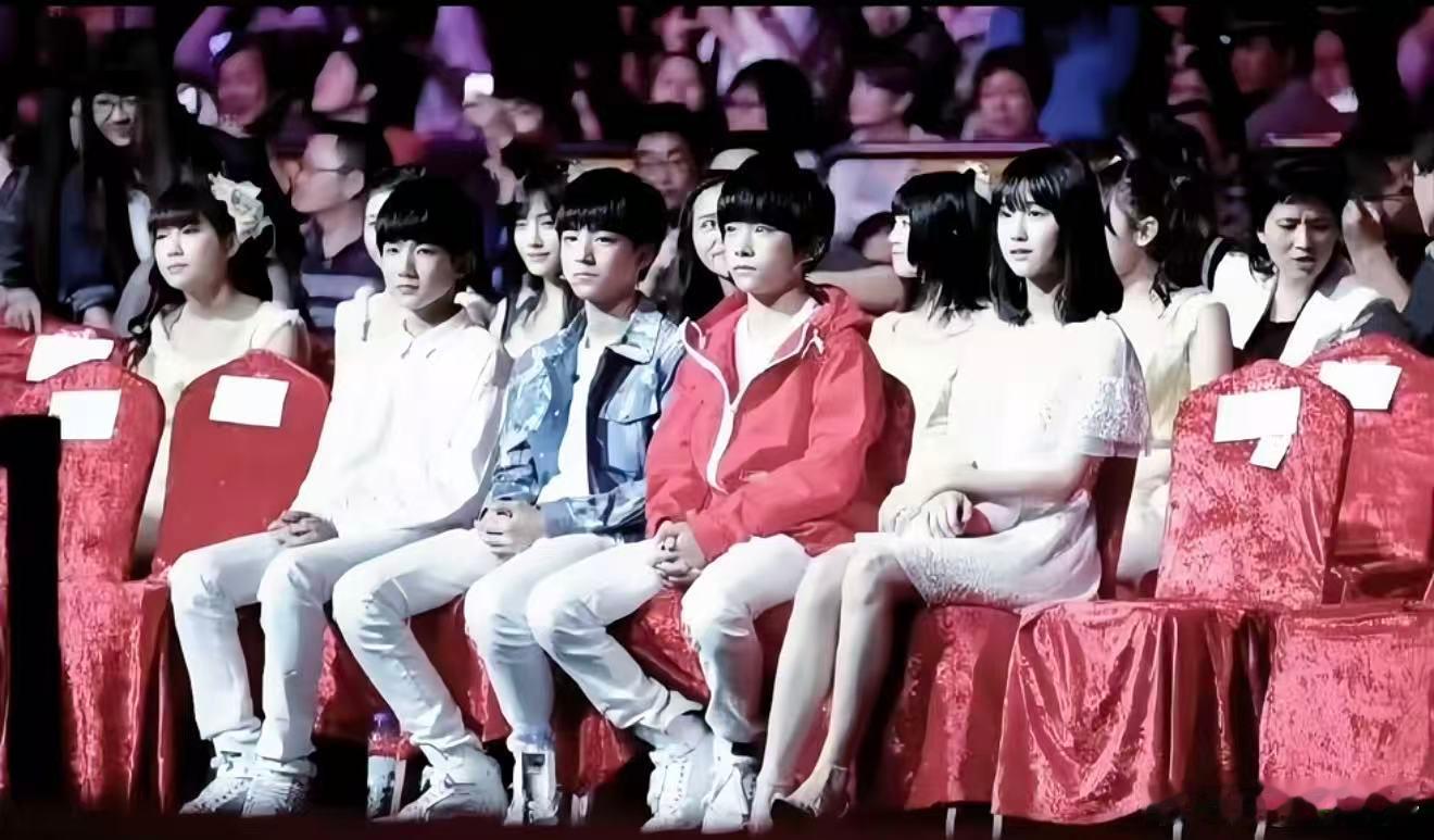 陈都灵TFBOYS同框 诡异到像AI的确有点诡异了