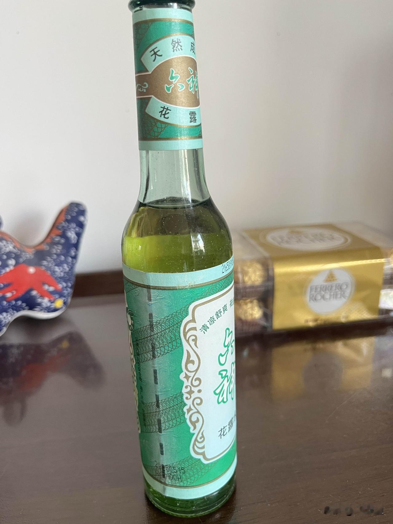 一觉醒来，被六神花露水霸屏了，点开一看，大伙都在讨论它的新包装，说瓶身的金线、细