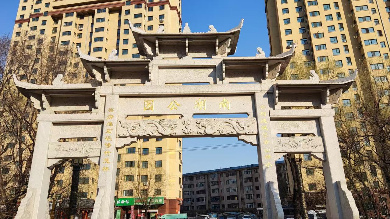 从十八岁到三十岁，整整相差一轮。因此，被广泛称为“老中青同堂”式的班机。

或许