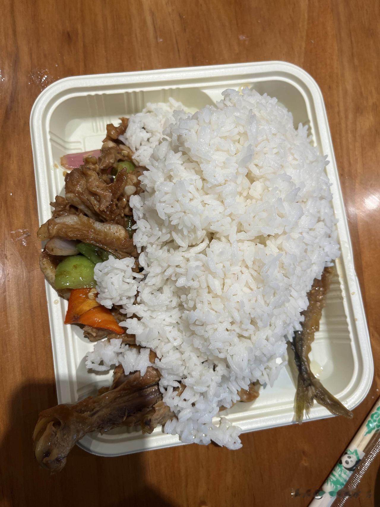 在杭州主城区这一份快餐16.8元。贵不贵？