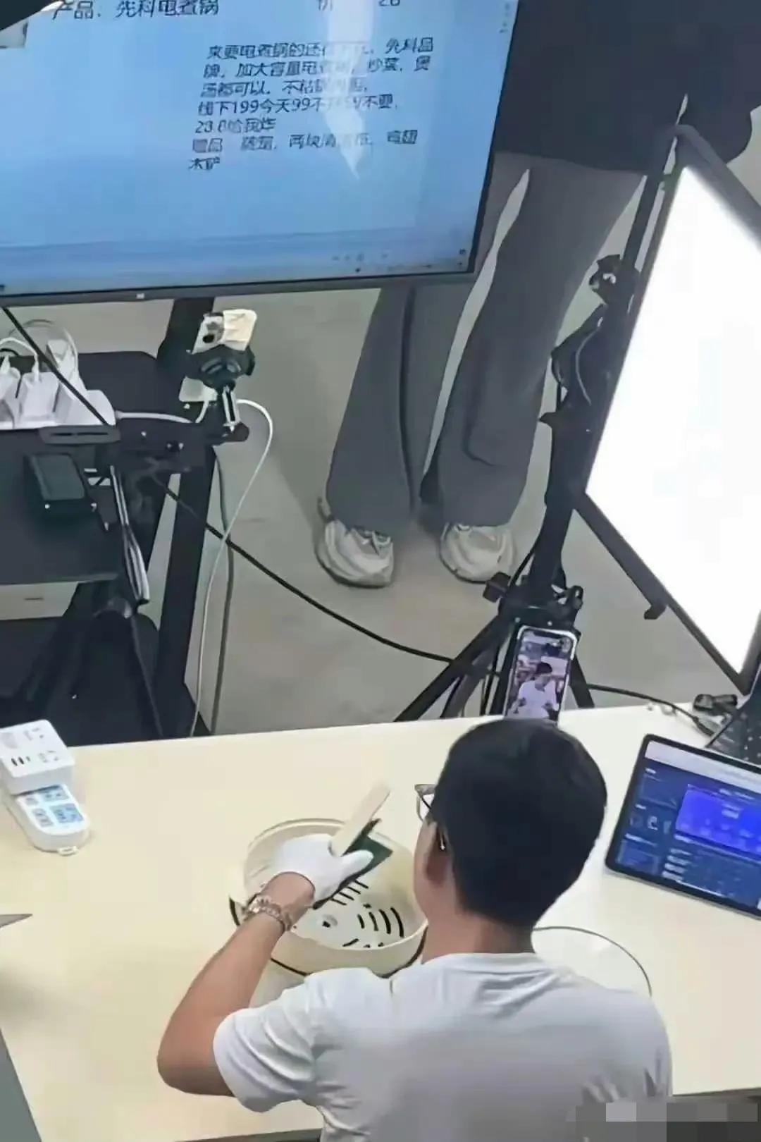 原来直播幕后是这么操作的，我说怎么主播个个口才这么好
