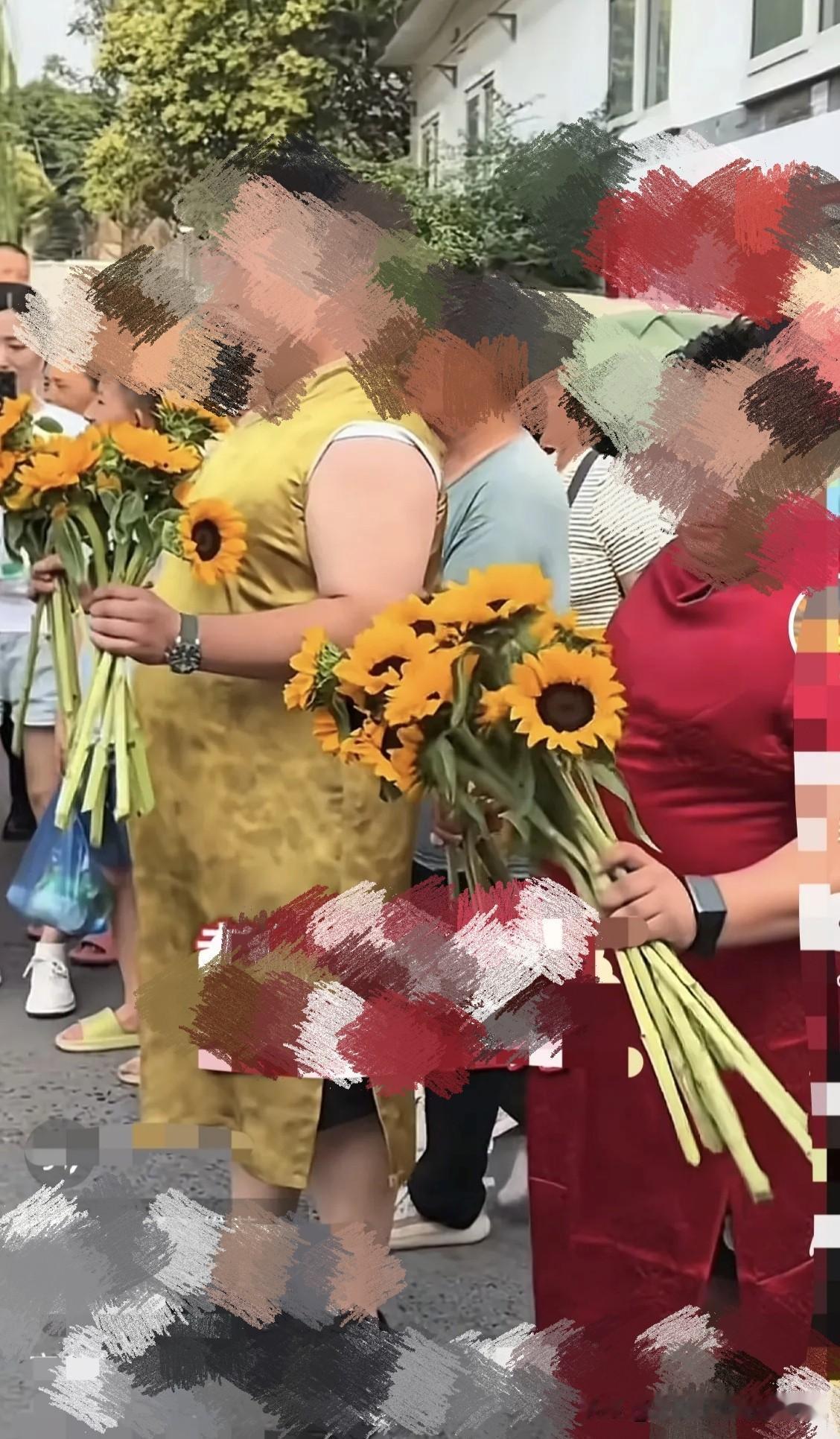 穿旗袍、拿花朵能解决孩子的成绩吗？

假如有人统计下 ，穿成这样的家长，他们孩子
