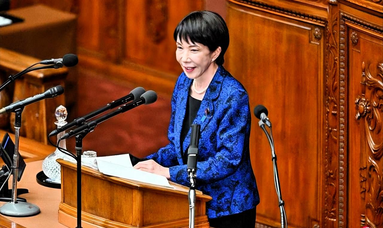 你说这事儿是不是特别巧？日本首相高市早苗刚在选举中获胜，位子都还没坐安稳，麻烦就