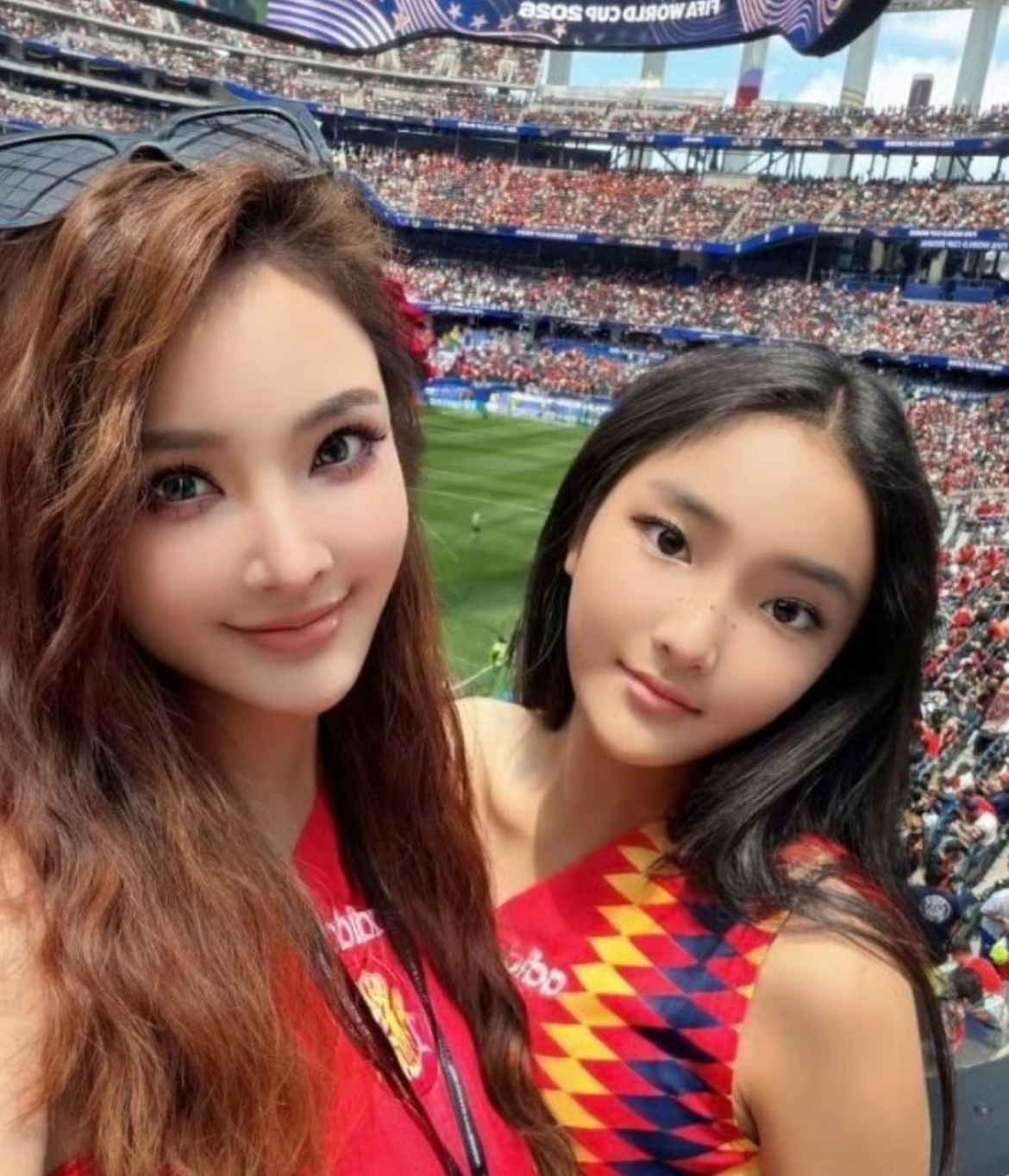刘雨欣和女儿去看世界杯，母女俩好像 女儿和刘雨欣明玉格格时期简直一模一样。 