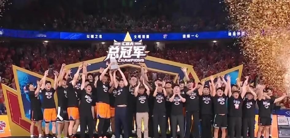 中国篮协该管管了！

上海4:1大胜广厦，时隔24年重夺总冠军。比起一边倒的战果