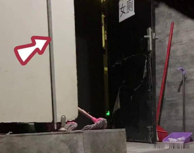 辽宁，两个女子去烧烤店吃饭，其中一个女子长相漂亮，竟然被店员盯上了，男店员看到女
