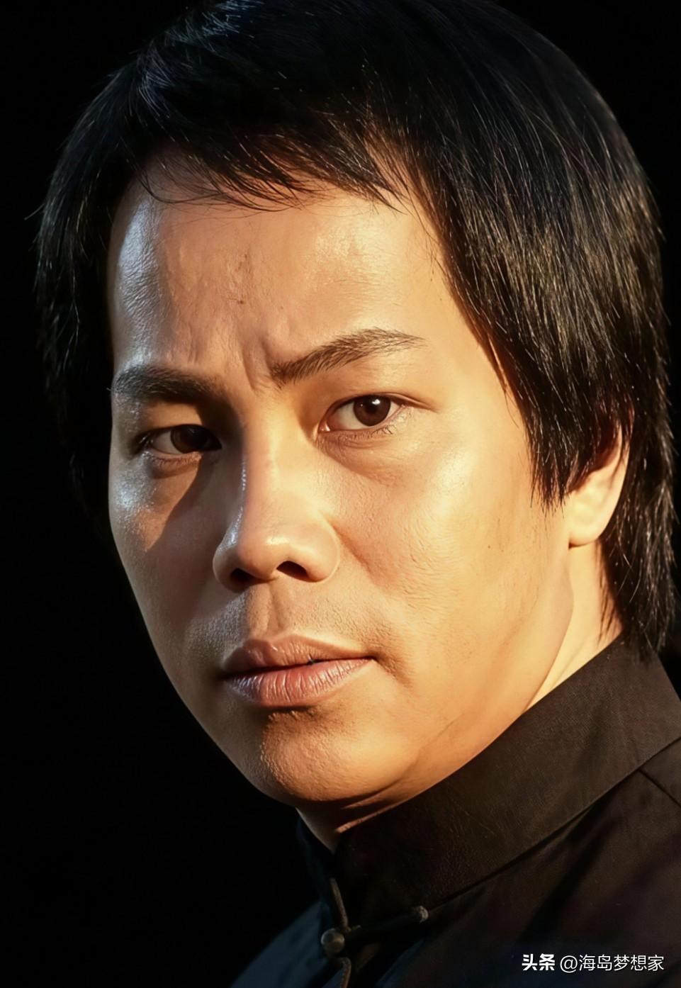 梁小龙说，他没读过什么书，家里穷，十几岁就进了武行，做的是替身，摔的是别人不愿意