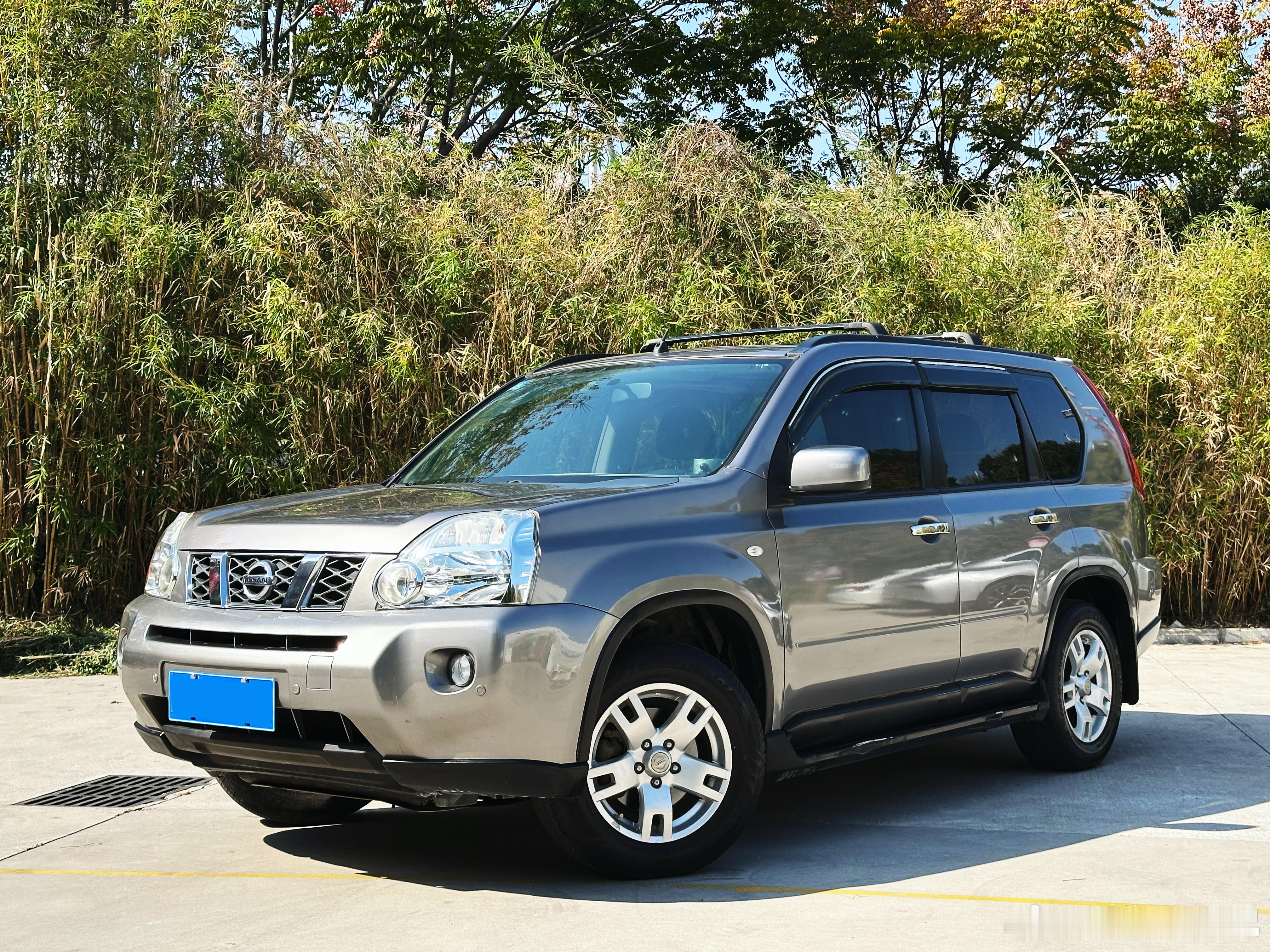 10年10月上牌日产奇峻，2.0四驱，难得的是十五年时间过去了，外观金属面仅仅3