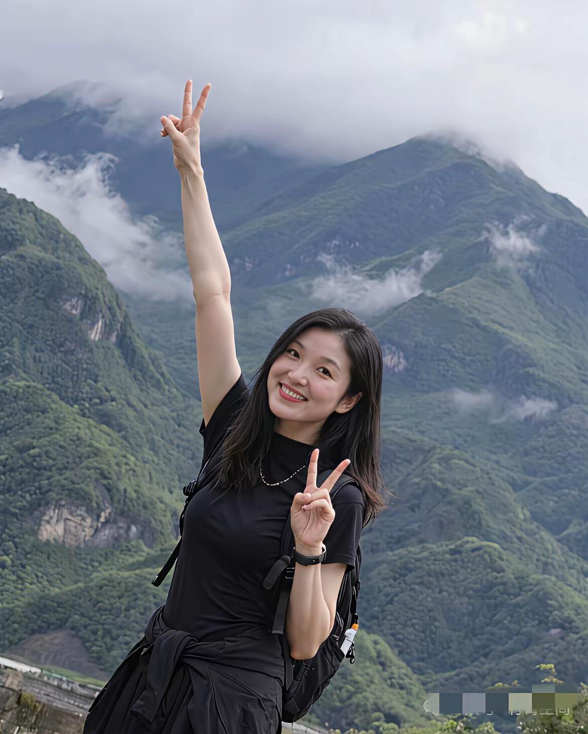 山野元气照｜全黑穿搭也能拍出松弛感✨
 
终于又来山里徒步啦！全黑的速干衣+工装