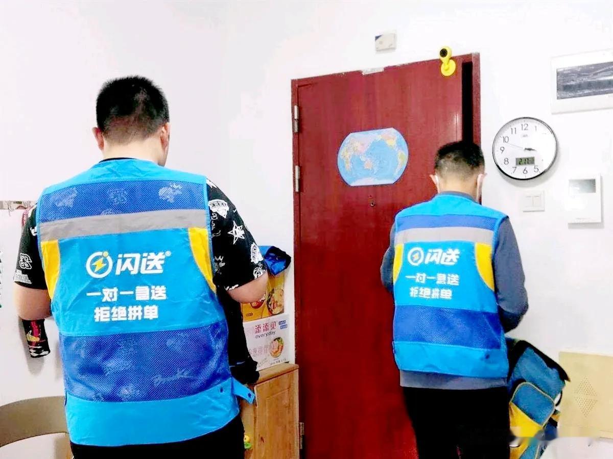 深圳，一父亲带着16岁自闭症儿子送外卖。可是，父亲看不懂导航，急得满头大汗。没想