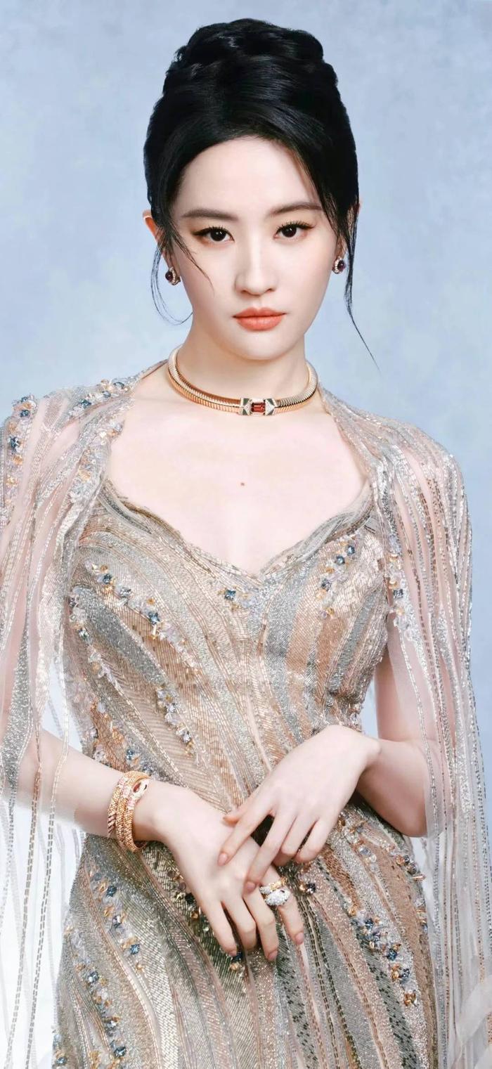 我觉得刘亦菲非常好看，她优雅端庄、美丽大方，特别是她饰演的天龙八部中的小龙女真的