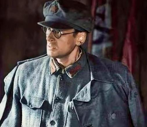 1937 年， 李德以不适应延安生活为由欲返苏联，毛主席劝他：“苏联正搞大清洗，