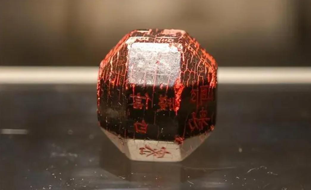 震惊！陕西中学生捡到“黑炭”，博物馆随意丢角落！多年后惊天真相大白：竟是价值连城