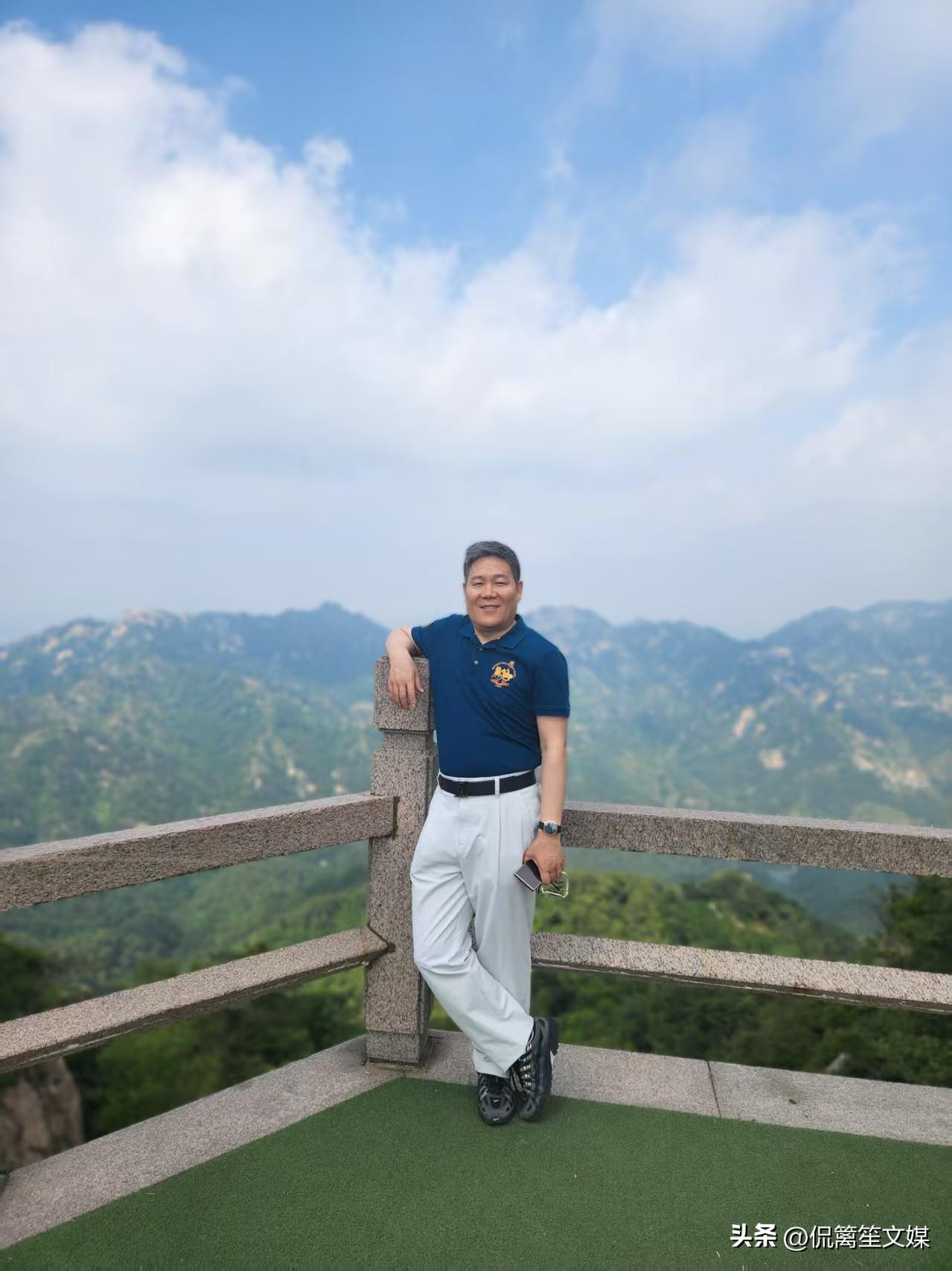 行香子·登龟蒙顶
 
松径苔痕，云岫天根。
拾阶行、步步清心。追圣非远，仰止弥深