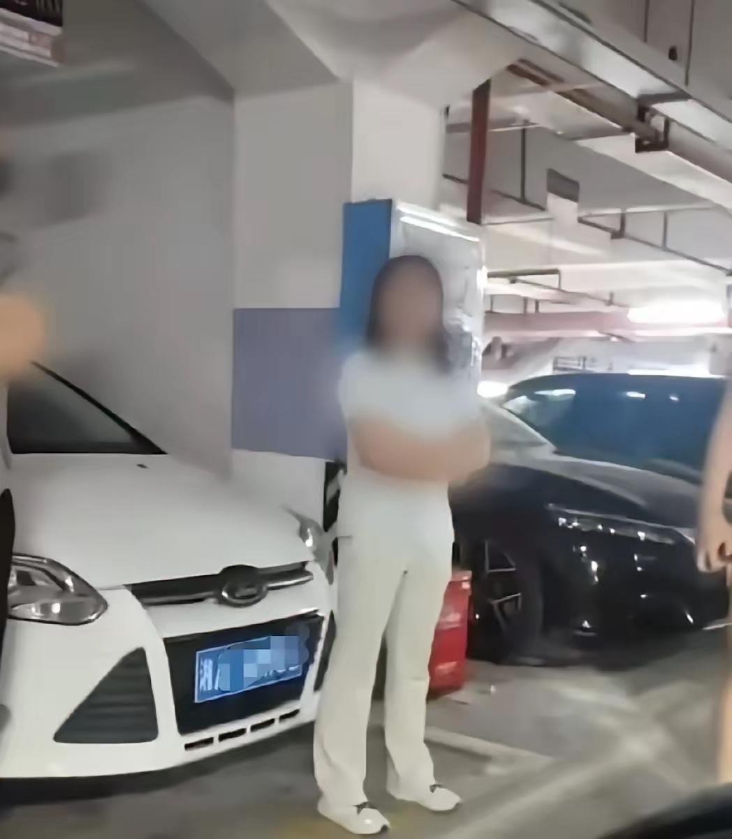 长沙霸姐这波操作我真的看笑了，占了别人车位闹到全网皆知，到最后还端着架子不肯低头