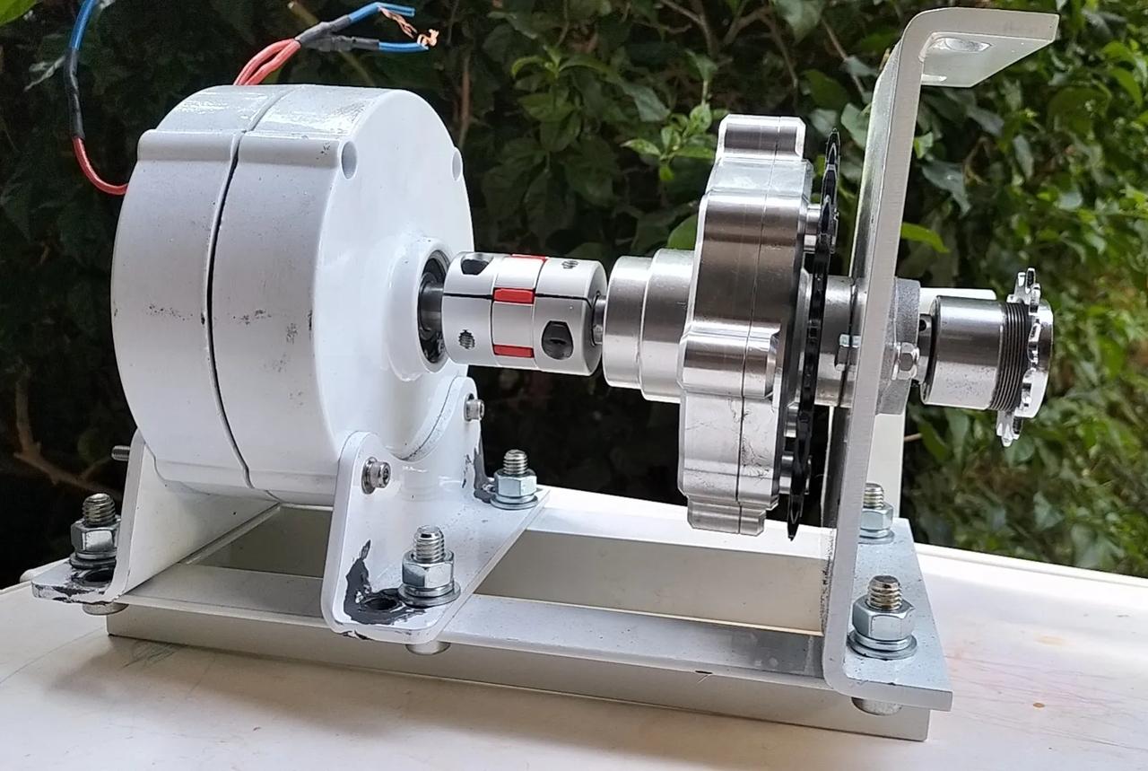 目前还没有手动挡的混动车。
真希望有：
燃油发动机输出轴+（力矩耦合器）+离合器