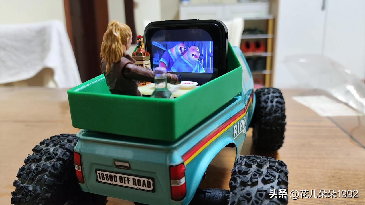 睡前拼多多买点儿破烂，
醒来看破烂发货了没有，
只要快递还在路上，
生活就有盼头