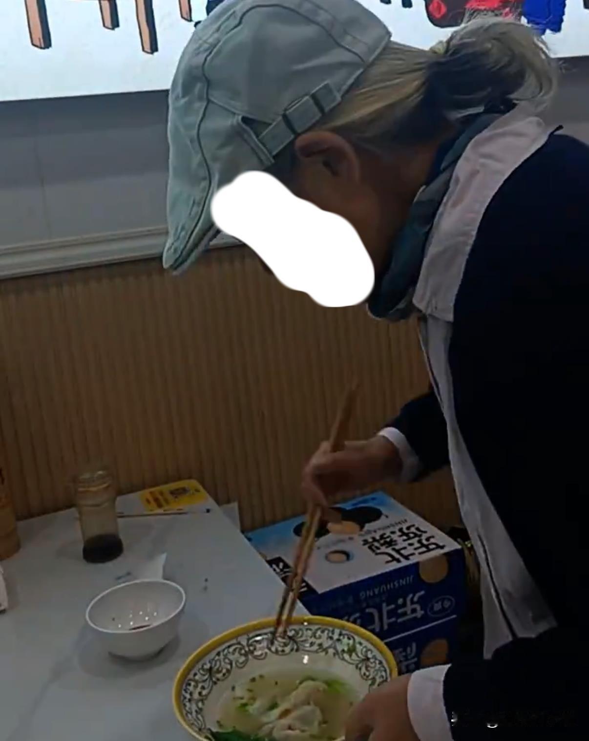 这样的游客真的是太厚颜无耻了。
你可以选择不吃啊，吃了之后又说店家上错了。

并