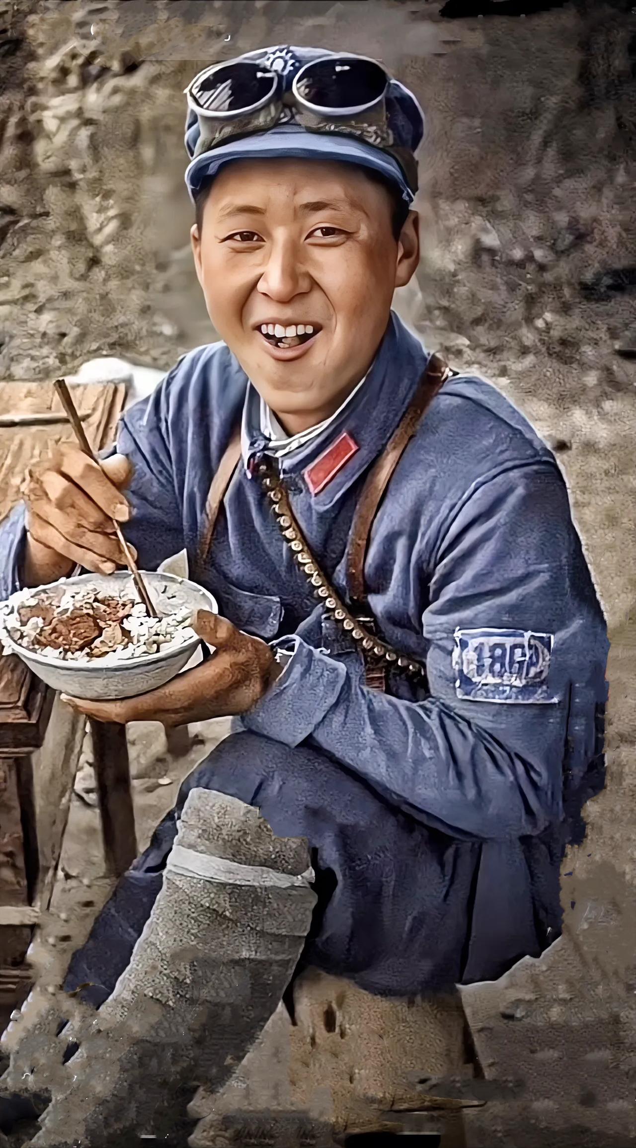 这是1944年一名八路军战士的照片，照片中的小战士正在吃饭，他手中的饭碗里不仅有