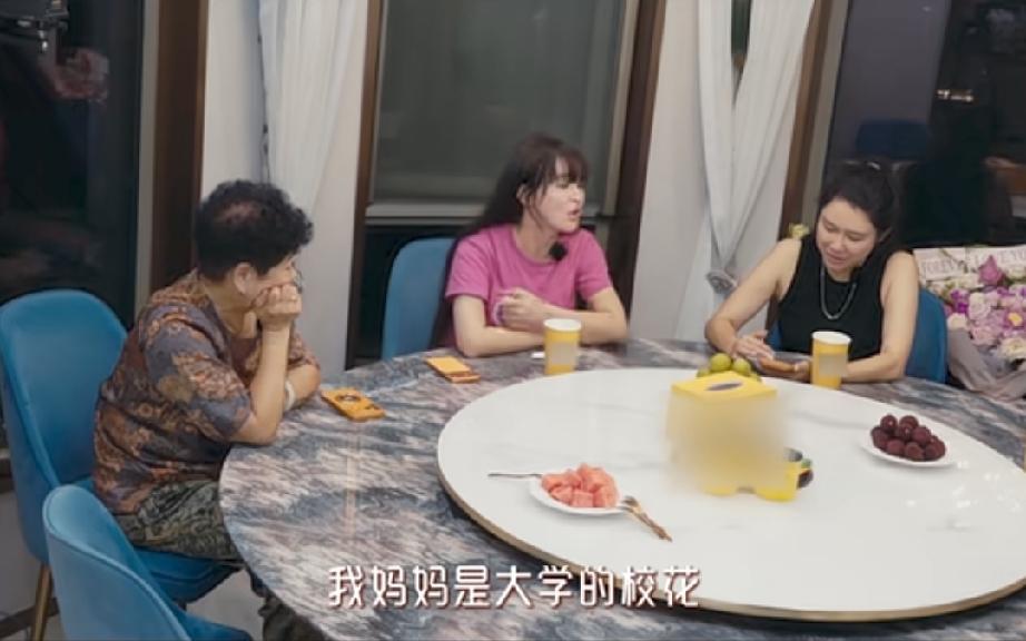 冉莹颖说她妈妈是大学校花，英语比她还好

还是合唱团领唱，夸得她妈妈都不好意思了