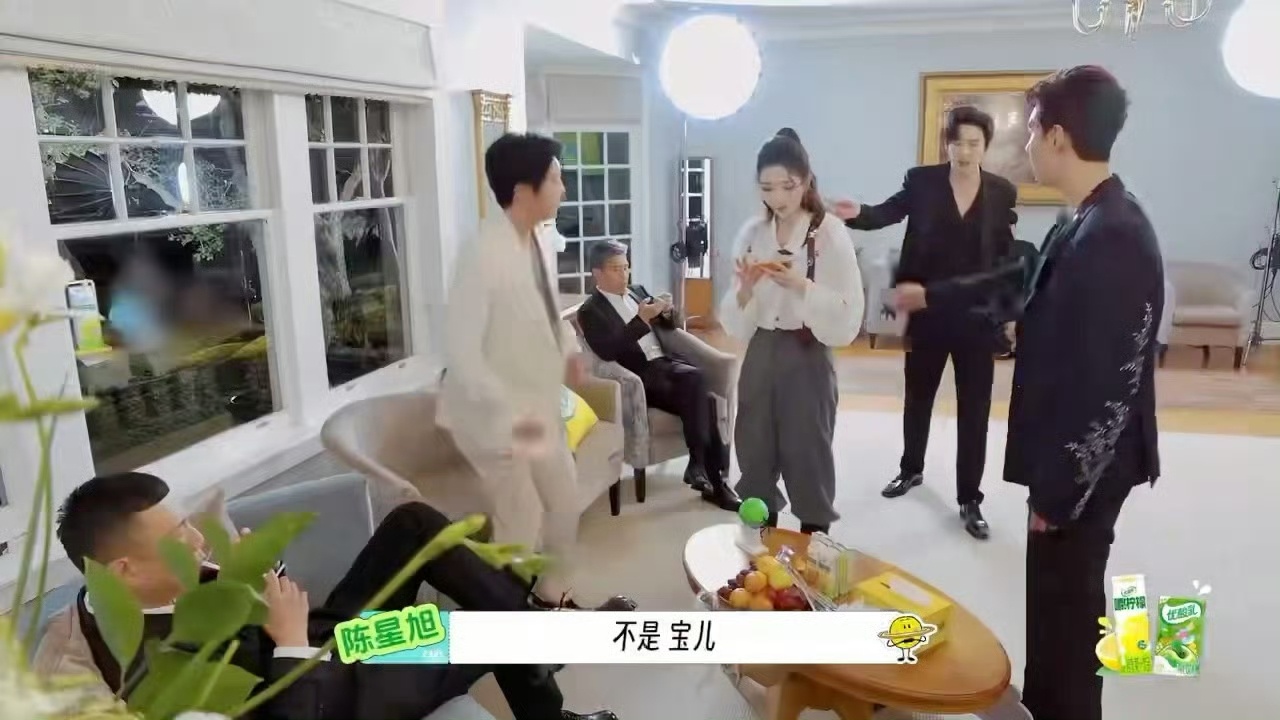 郭京飞沉迷跳舞无暇吃瓜俩人手拉手演得满头汗，旁边郭京飞正对着空气跳手势舞，完全把