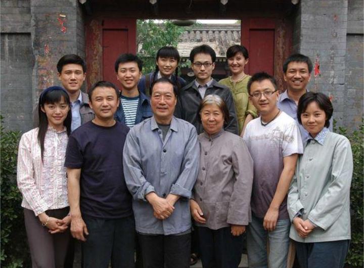 2007年播出的年代家庭伦理剧《房前屋后》，这是剧组在老北京四合院片场的集体合影