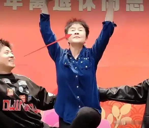 71岁的梁丹妮近日因一组热舞视频引发热议！视频中她大胆挑战打底裤外穿，露腰造型活