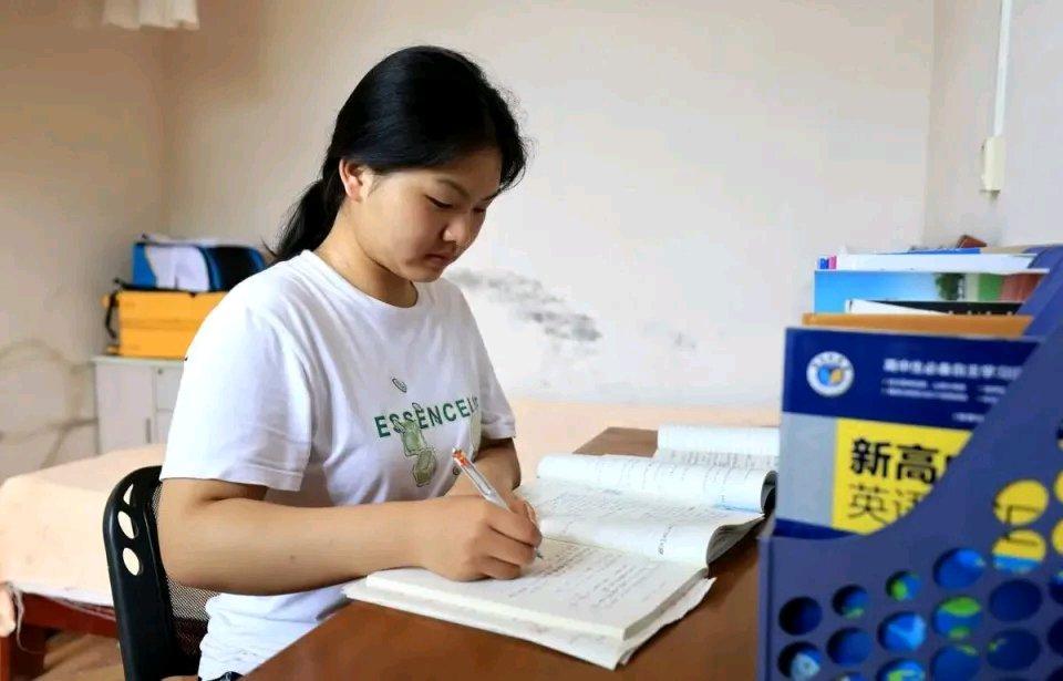 湖北荆门18岁女孩曾紫轩太让人心疼又敬佩了。她命运坎坷，爷爷早逝，父母离异后母亲