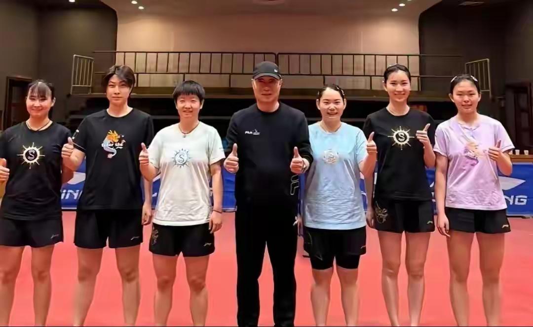 王添艺还真是漂亮，身材也好，她个子好高啊，人群里很亮眼
孙颖莎嘟嘟的脸笑嘻嘻的好