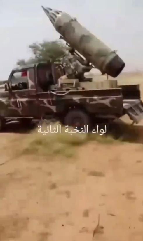 苏丹武装部队（SAF ）使用简易多管火箭炮对快速支援部队（RSF ）阵地进行火箭