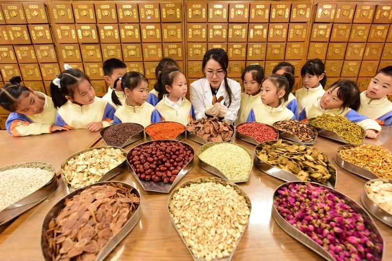 对于中医课走进中小学，我觉得是利弊共存。
赞成的理由很充分。中医是传统文化瑰宝，