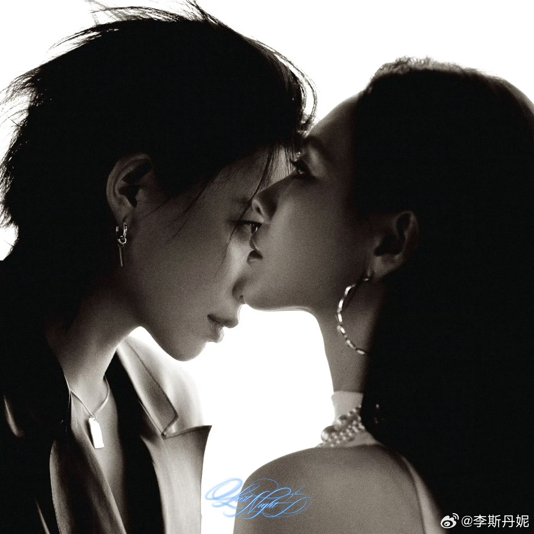 李斯丹妮王霏霏晒合照李斯丹妮王霏霏合照黑白滤镜下的李斯丹妮王霏霏氛围感拉满侧颜线