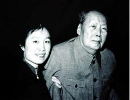 1976年，毛主席病逝的前一天面色灰黄，连嘴唇都呈现出青紫色，只见他轻轻地对贴身