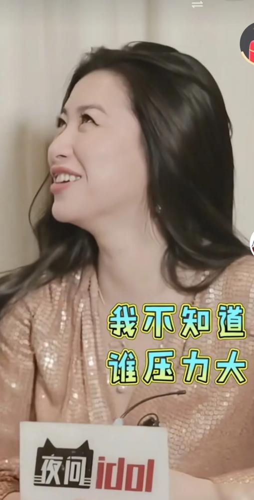 朱珠老师也太敢说了吧。这么直接的吗。
节目中她被问到哭戏和吻戏哪个压力更大，她