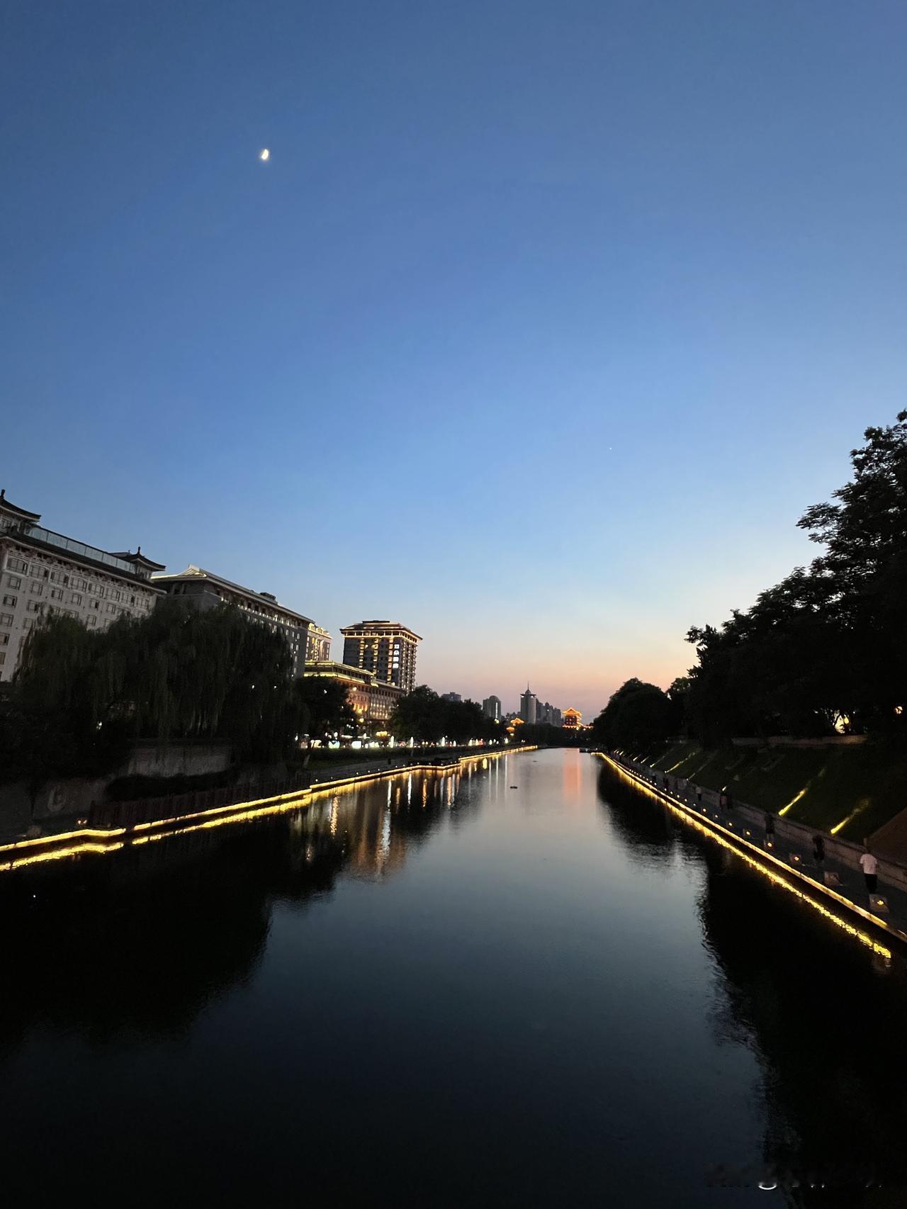 俄乌战事对这边有啥影响，不清楚，听国家及官媒的吧。这一仗，对投入武器弹药和兵力的