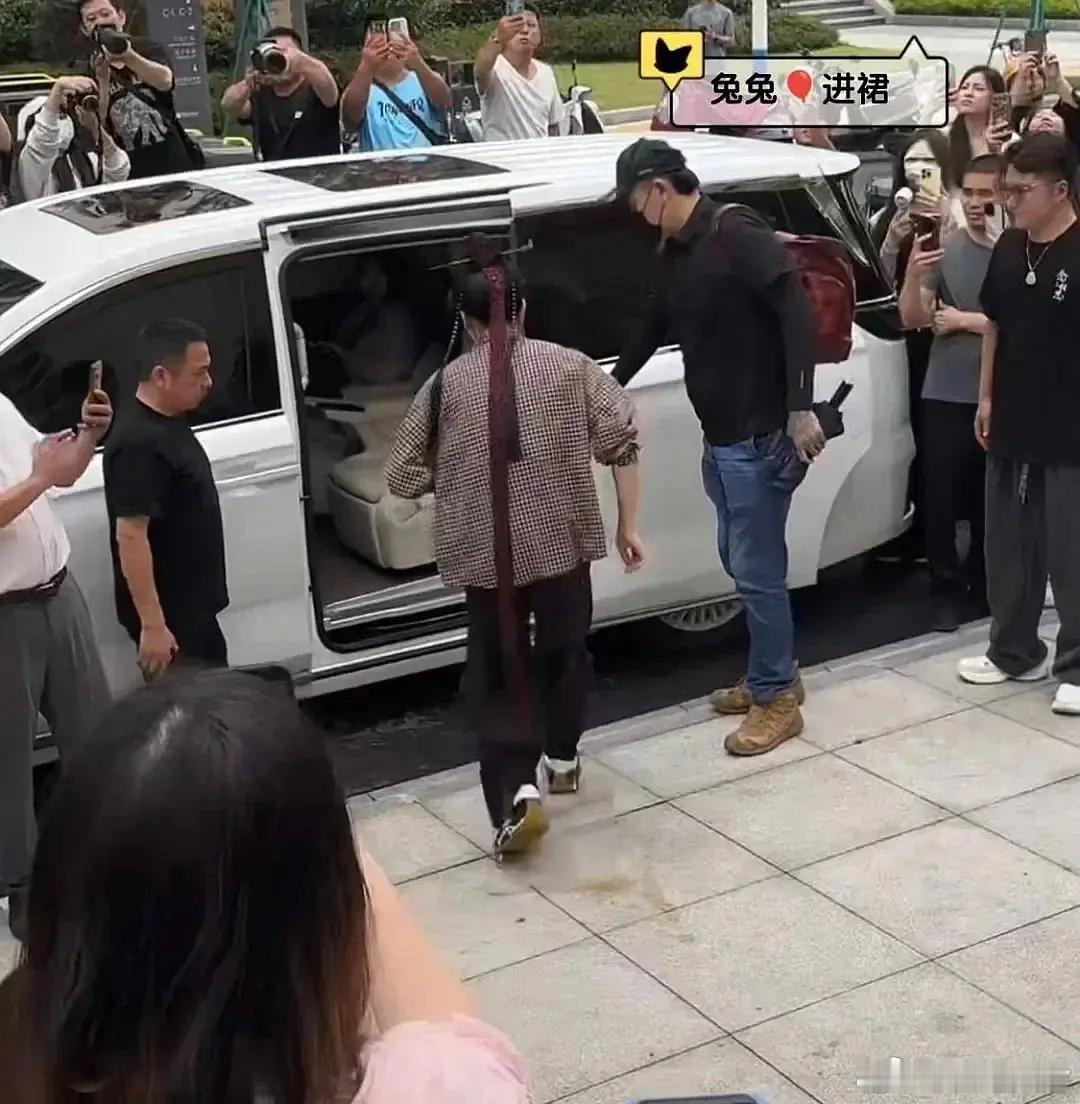 侯明昊这比例也太虐了吧？ 