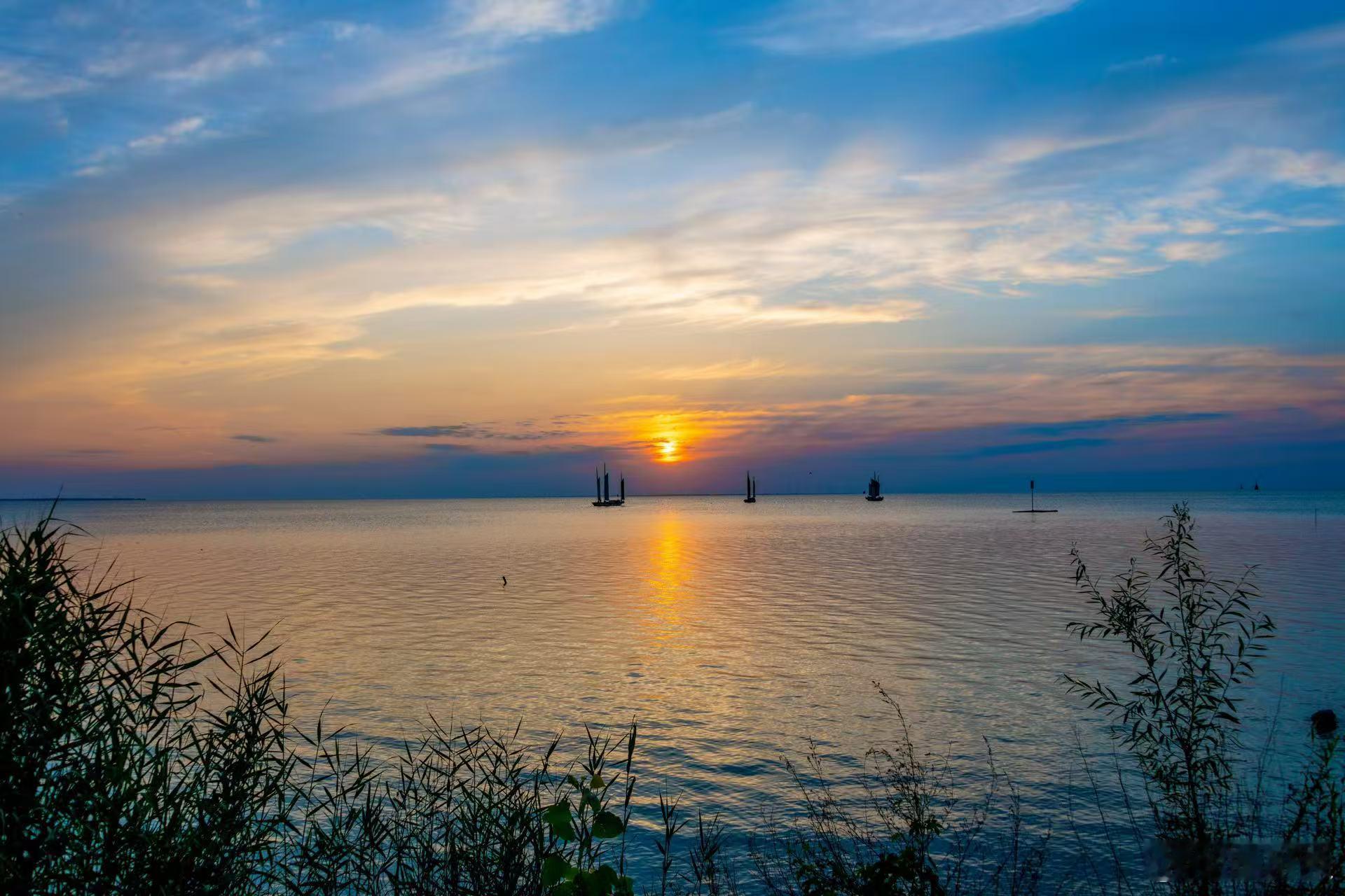 鸭蛋黄版日落什么样 高邮湖的日落温暖又治愈，颜色和鸭蛋黄几乎没有差别，圆滚滚的样