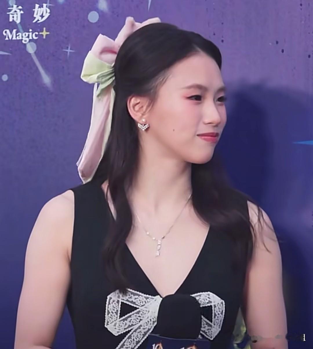 反差感拉满！跳水冠军陈芋汐化身迪士尼甜妹亮相十周年红毯。
上海迪士尼十周年庆典红