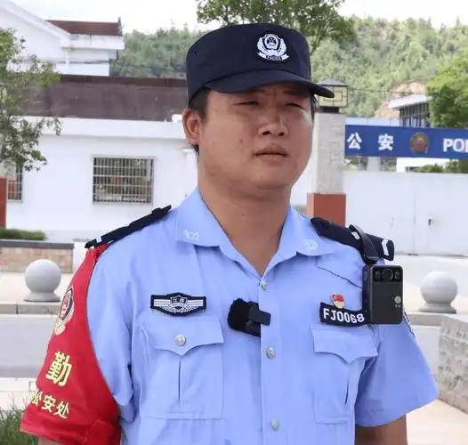 铁路辅警工作适合追求安稳且能吃苦之人。

铁路辅警主要于高铁站或车厢内辅助警察维